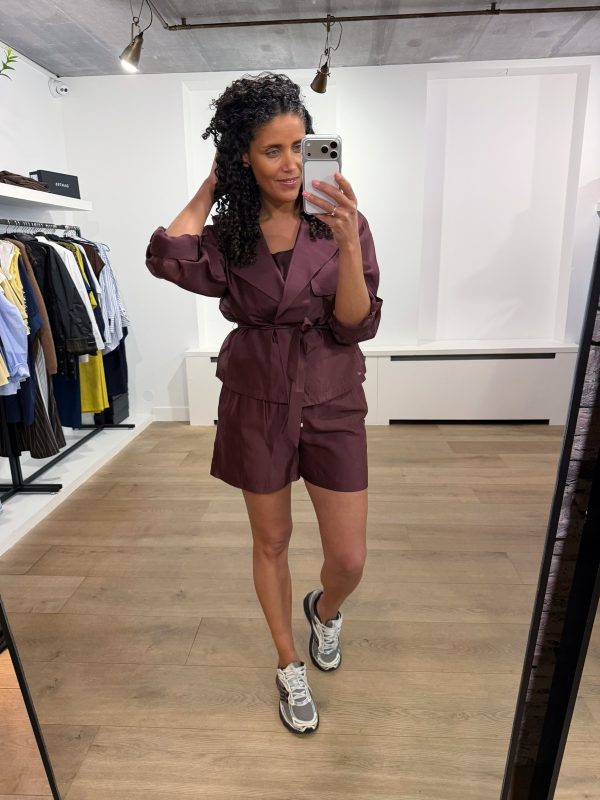 Dante6-Svea-short-trench-blazer-262170_7467 Dante6 Svea short trench blazer met cropped pasvorm en trenchcoat details, stijlvolle dames blazer met moderne uitstraling.