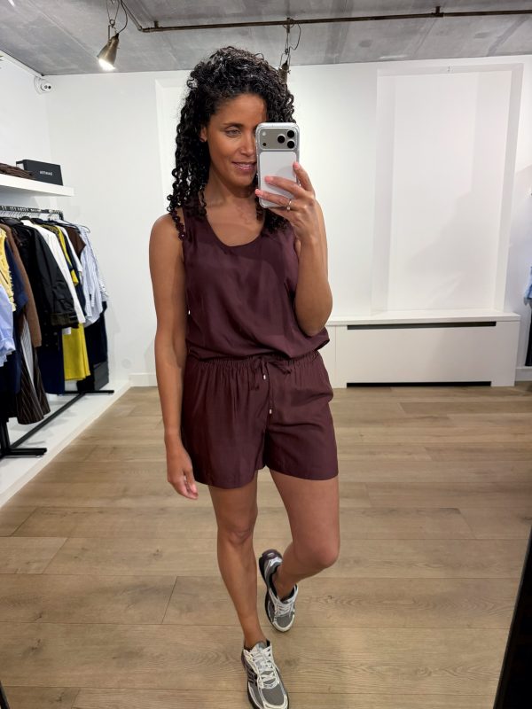 Dante6 Corin relaxed fit tanktop met minimalistisch design en comfortabele pasvorm, stijlvolle dames top voor een casual look.