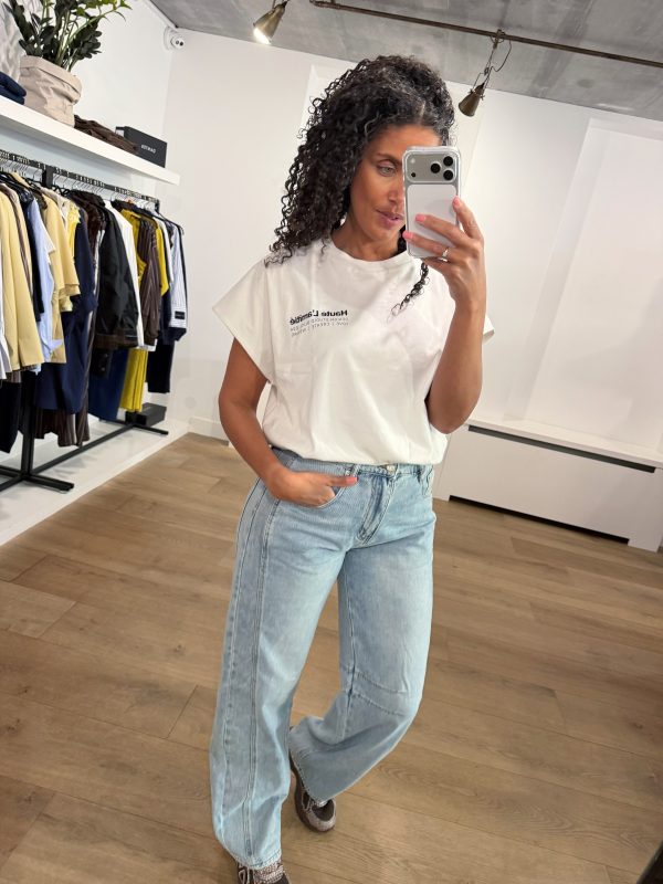 Witte Noma Balloon Tee van Haute L'Amitié met oversized balloon pasvorm, casual dames T-shirt met moderne uitstraling.