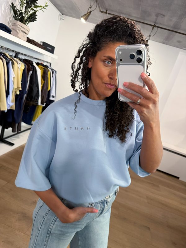 Lichtblauwe Maxi split logo sweat van Haute L'Amitié met oversized pasvorm en logo detail, casual dames sweater met moderne uitstraling