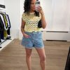 Lichtgele Limone crop top van Haute L'Amitié met cropped lengte en aansluitende pasvorm, zomerse dames top met frisse uitstraling.