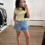 Lichtgele Limone crop top van Haute L'Amitié met cropped lengte en aansluitende pasvorm, zomerse dames top met frisse uitstraling.