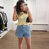 Bleached Denim Flip Waist Shorts van Haute L'Amitié met omgeslagen tailleband en moderne fit, stijlvolle dames short met edgy uitstraling.