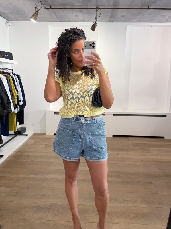 Bleached Denim Flip Waist Shorts van Haute L'Amitié met omgeslagen tailleband en moderne fit, stijlvolle dames short met edgy uitstraling.