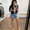 Bleached Denim Flip Waist Shorts van Haute L'Amitié met omgeslagen tailleband en moderne fit, stijlvolle dames short met edgy uitstraling.