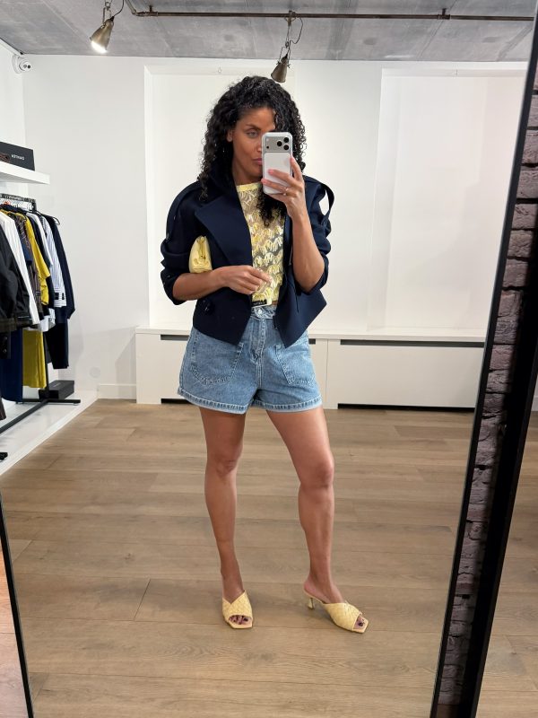 Bleached Denim Flip Waist Shorts van Haute L'Amitié met omgeslagen tailleband en moderne fit, stijlvolle dames short met edgy uitstraling.