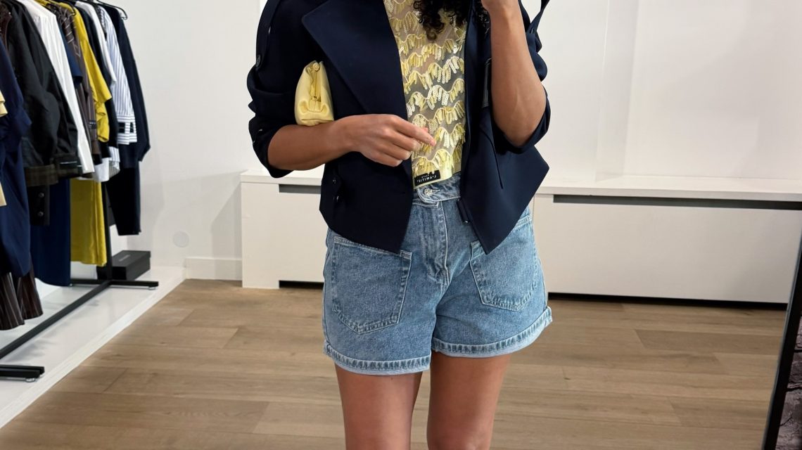 Lichtgele Limone crop top van Haute L'Amitié met cropped lengte en aansluitende pasvorm, zomerse dames top met frisse uitstraling.