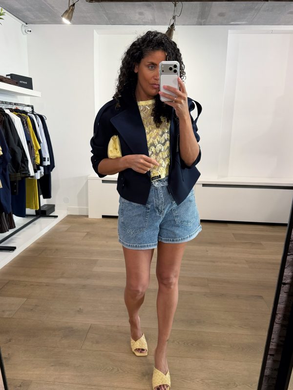 Lichtgele Limone crop top van Haute L'Amitié met cropped lengte en aansluitende pasvorm, zomerse dames top met frisse uitstraling.
