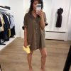 Tooday Cia dress in de kleur Bitter Chocolate met elegante pasvorm en minimalistische uitstraling voor een stijlvolle look