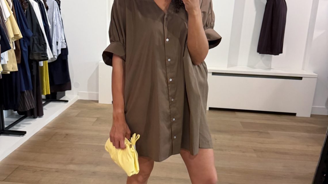 Tooday Cia dress in de kleur Bitter Chocolate met elegante pasvorm en minimalistische uitstraling voor een stijlvolle look