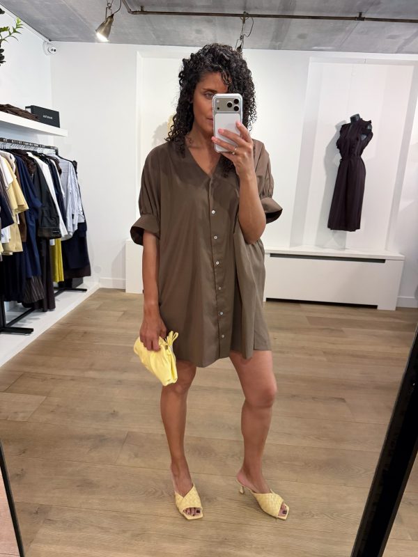 Tooday Cia dress in de kleur Bitter Chocolate met elegante pasvorm en minimalistische uitstraling voor een stijlvolle look