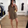 Tooday Cia dress in de kleur Bitter Chocolate met elegante pasvorm en minimalistische uitstraling voor een stijlvolle look