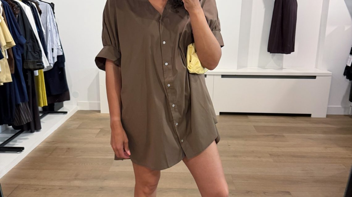 Tooday Cia dress in de kleur Bitter Chocolate met elegante pasvorm en minimalistische uitstraling voor een stijlvolle look