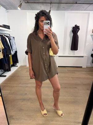 Tooday Cia dress in de kleur Bitter Chocolate met elegante pasvorm en minimalistische uitstraling voor een stijlvolle look