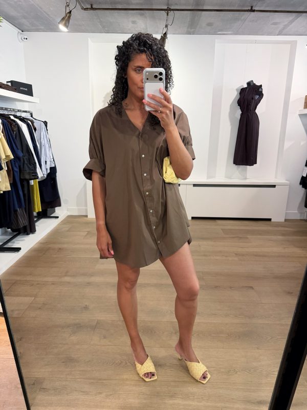 Tooday Cia dress in de kleur Bitter Chocolate met elegante pasvorm en minimalistische uitstraling voor een stijlvolle look