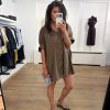 Tooday Cia dress in de kleur Bitter Chocolate met elegante pasvorm en minimalistische uitstraling voor een stijlvolle look