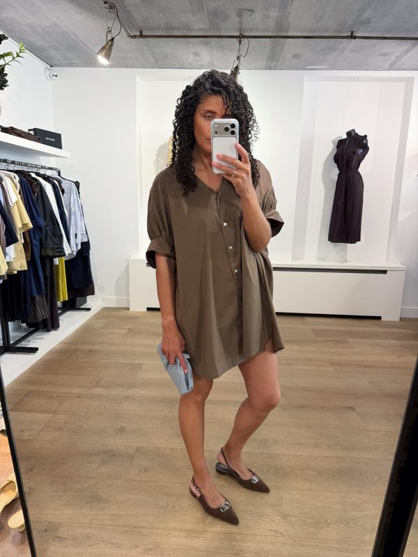 Tooday Cia dress in de kleur Bitter Chocolate met elegante pasvorm en minimalistische uitstraling voor een stijlvolle look