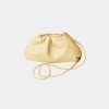 Gele Bow 19 Dumpling Bag met zacht dumpling design en compact formaat, trendy dames tas met moderne uitstraling.
