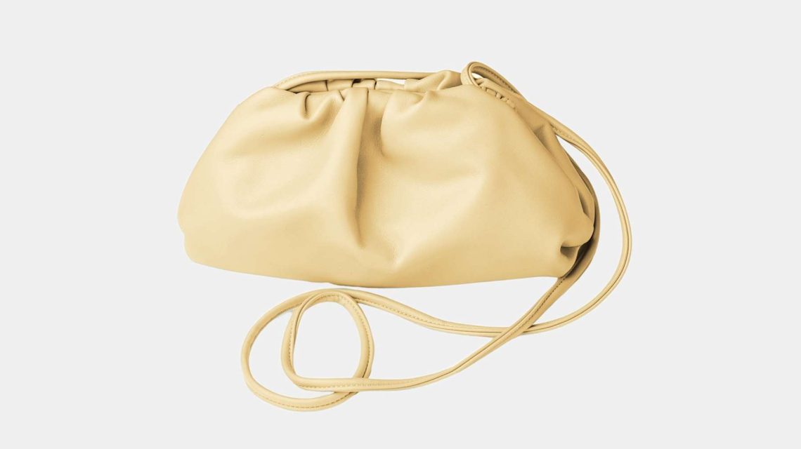 Gele Bow 19 Dumpling Bag met zacht dumpling design en compact formaat, trendy dames tas met moderne uitstraling.