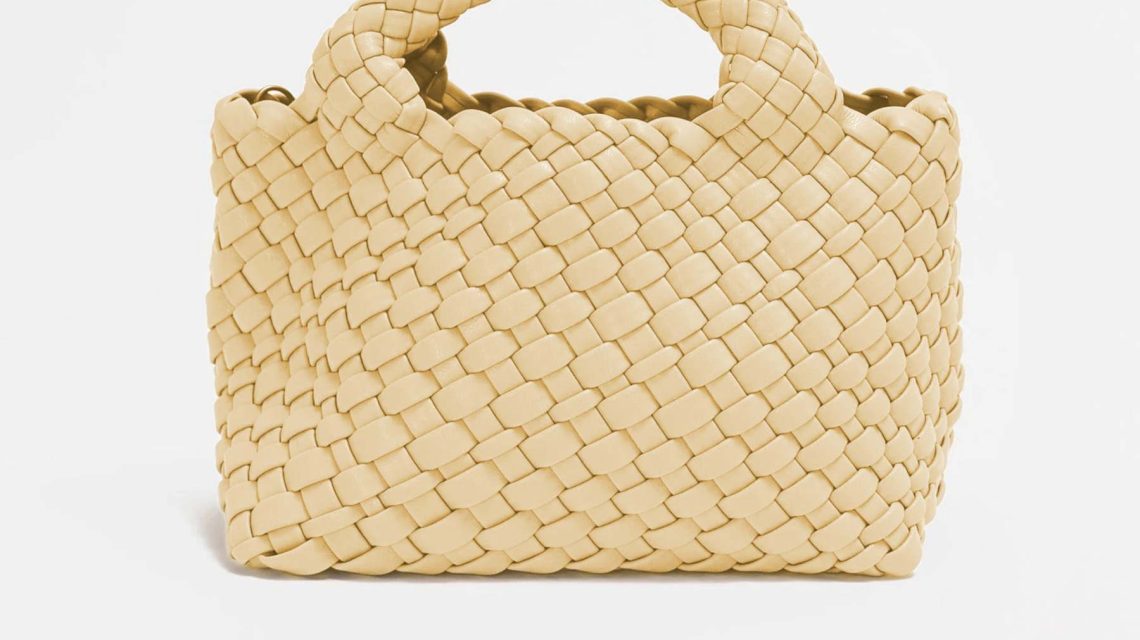 Bow19 Mia Mini Bag in Butter Yellow met gevlochten design en afneembare kettingriem, stijlvolle compacte damestas voor een zomerse look.