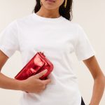 BY-BAR Freja Shirt, stijlvol dames T-shirt met moderne pasvorm en minimalistische uitstraling.