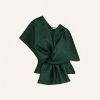 BY-BAR Jula Metallic Top in Green Metallic met aansluitende fit en off-shoulder halslijn, elegante dames top met metallic glans.