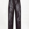Dante6 Scene Patent Faux Leather Pants 263130-7476 in Dark Plum, high-waist damesbroek van glanzend faux leather met crackled finish.