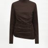 Dante6 Ease Suedine Turtle-Neck Top, elegante dames coltop met zachte suedine look en moderne vrouwelijke uitstraling.
