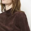 Dante6 Ease Suedine Turtle-Neck Top, elegante dames coltop met zachte suedine look en moderne vrouwelijke uitstraling.