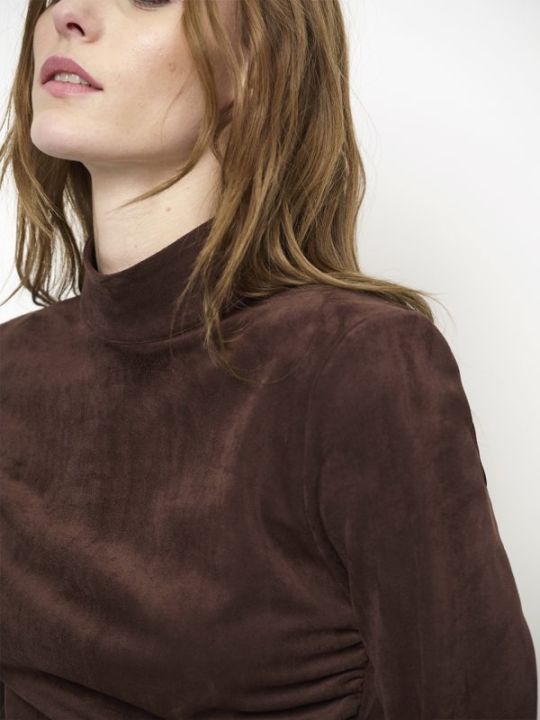 Dante6 Ease Suedine Turtle-Neck Top, elegante dames coltop met zachte suedine look en moderne vrouwelijke uitstraling.