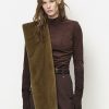 Dante6 Ease Suedine Turtle-Neck Top, elegante dames coltop met zachte suedine look en moderne vrouwelijke uitstraling.