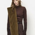 Dante6 Ease Suedine Turtle-Neck Top, elegante dames coltop met zachte suedine look en moderne vrouwelijke uitstraling.