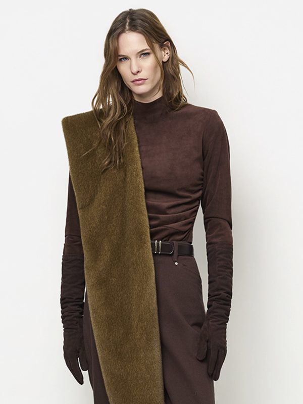 Dante6 Ease Suedine Turtle-Neck Top, elegante dames coltop met zachte suedine look en moderne vrouwelijke uitstraling.