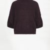Dante6 Mahani Cape Sweater 263236-7476 in bordeaux, fluffy damestrui van alpaca-wolmix met cape silhouet en knoopdetails langs de mouwen.
