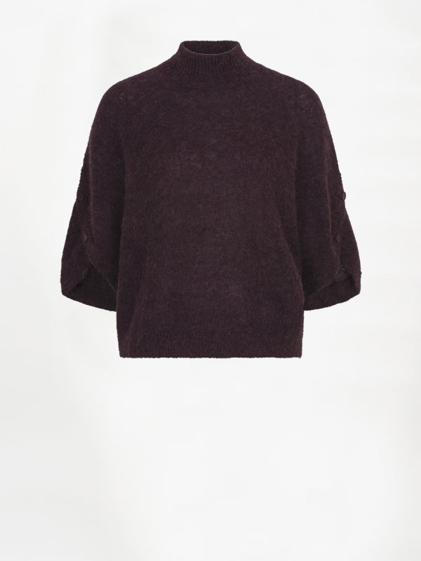 Dante6 Mahani Cape Sweater 263236-7476 in bordeaux, fluffy damestrui van alpaca-wolmix met cape silhouet en knoopdetails langs de mouwen.