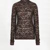 Dante6-Irony-Lace-Turtle-Neck-Top-donkerbruin-263275_8880 Dante6 Irony Lace Turtle Neck Top in donkerbruin, transparante kanten dames top met hoge col en vrouwelijke pasvorm.