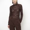 Dante6-Irony-Lace-Turtle-Neck-Top-donkerbruin-263275_8880 Dante6 Irony Lace Turtle Neck Top in donkerbruin, transparante kanten dames top met hoge col en vrouwelijke pasvorm.