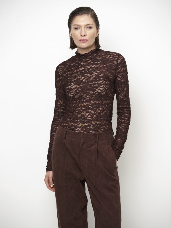Dante6-Irony-Lace-Turtle-Neck-Top-donkerbruin-263275_8880 Dante6 Irony Lace Turtle Neck Top in donkerbruin, transparante kanten dames top met hoge col en vrouwelijke pasvorm.