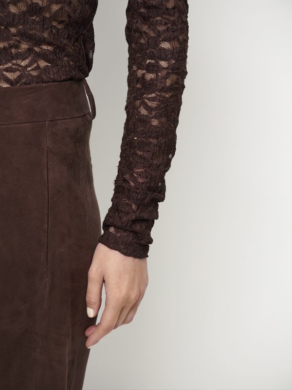 Dante6-Irony-Lace-Turtle-Neck-Top-donkerbruin-263275_8880_D6_875 Dante6 Irony Lace Turtle Neck Top in donkerbruin, transparante kanten dames top met hoge col en vrouwelijke pasvorm.