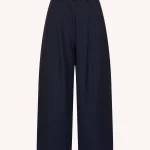 by-bar Frida Copper Stripe Pants 26418029, high-waist dames pantalon met wijde pijpen, plooidetails en koperkleurig streepdessin.