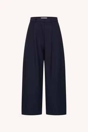 by-bar Frida Copper Stripe Pants 26418029, high-waist dames pantalon met wijde pijpen, plooidetails en koperkleurig streepdessin.