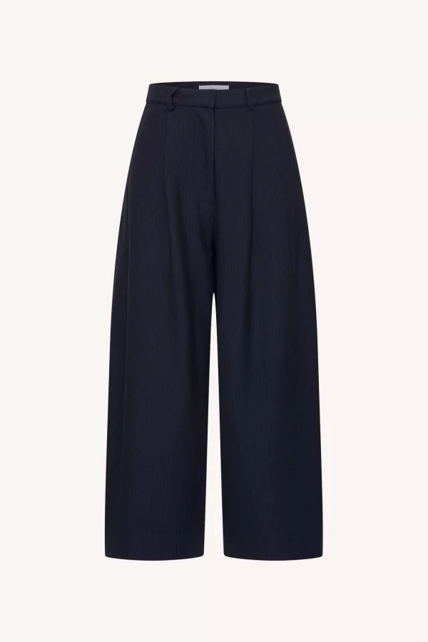 by-bar Frida Copper Stripe Pants 26418029, high-waist dames pantalon met wijde pijpen, plooidetails en koperkleurig streepdessin.