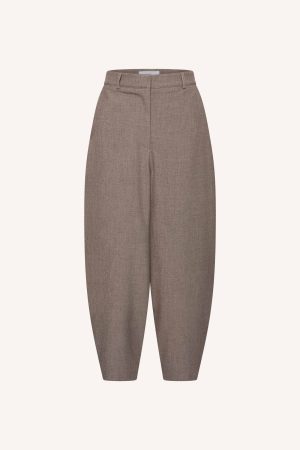 by-bar Edda Pants 26418030 in Biscuit Melee, damesbroek met moderne barrel fit en beige gemêleerde uitstraling.