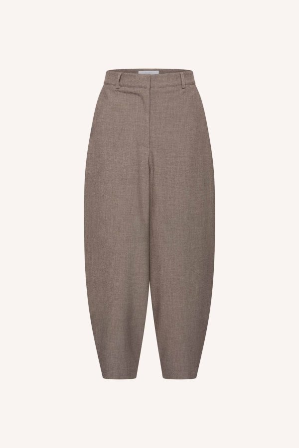 by-bar Edda Pants 26418030 in Biscuit Melee, damesbroek met moderne barrel fit en beige gemêleerde uitstraling.