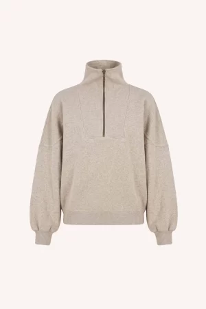 by-bar Roos Sparkle Sweater 26418902 in Gold, oversized goud-beige gemêleerde dames sweater met subtiele glitter en hoge ritskraag.