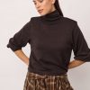 Co’Couture CoryCC Padded Roll-Neck Knit 500213 in Dark Brown, donkerbruine dames coltrui met lange mouwen en padded shoulders.