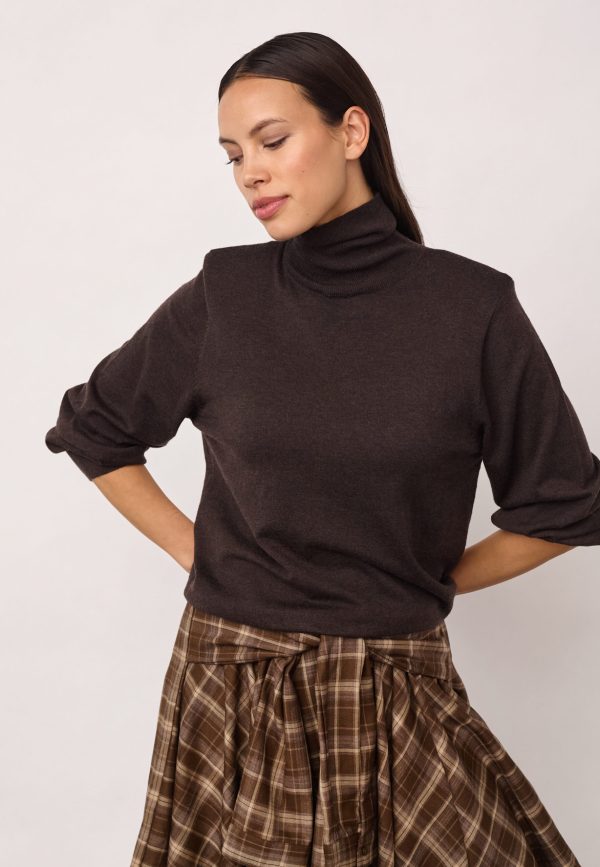 Co’Couture CoryCC Padded Roll-Neck Knit 500213 in Dark Brown, donkerbruine dames coltrui met lange mouwen en padded shoulders.
