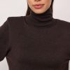 Co’Couture CoryCC Padded Roll-Neck Knit 500213 in Dark Brown, donkerbruine dames coltrui met lange mouwen en padded shoulders.