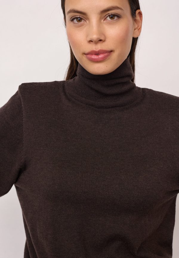 Co’Couture CoryCC Padded Roll-Neck Knit 500213 in Dark Brown, donkerbruine dames coltrui met lange mouwen en padded shoulders.