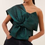 BY-BAR Jula Metallic Top in Green Metallic met aansluitende fit en off-shoulder halslijn, elegante dames top met metallic glans.
